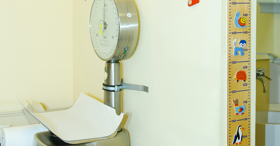 Unsere Praxis: Waage und Wand Messlatte